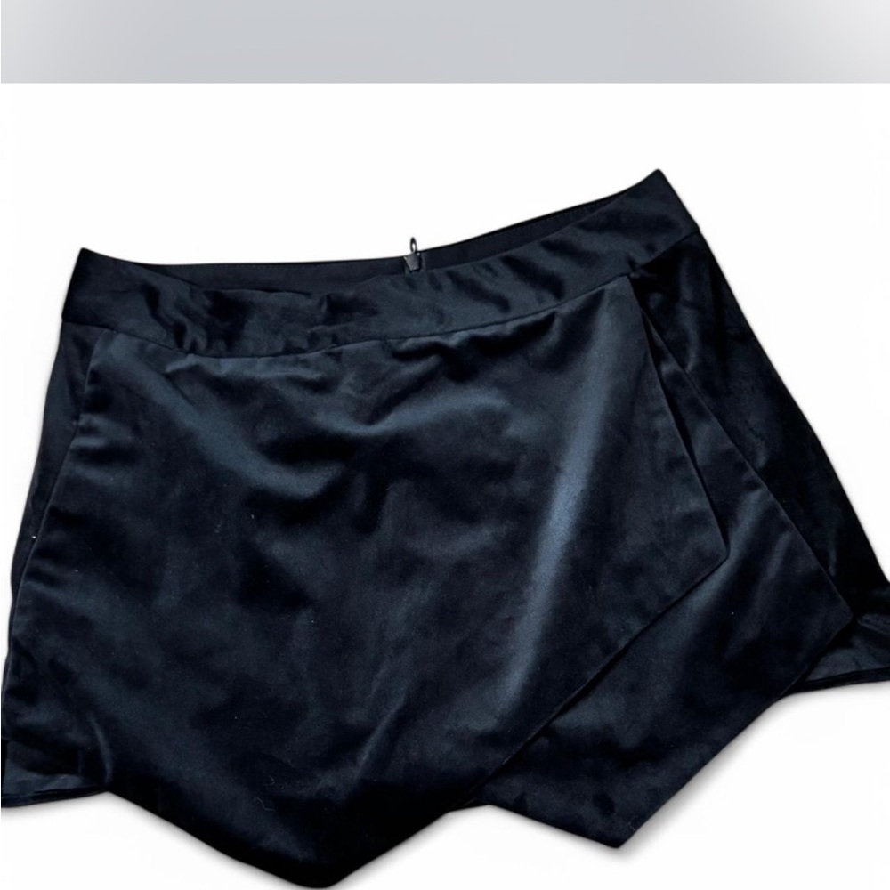Design Lab Lord & Taylor Black Asymmetrical Skorts